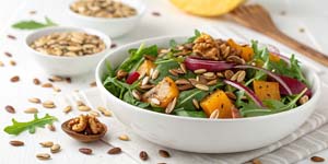 Salade avec des graines de tournesol caramélisées saveurs divines